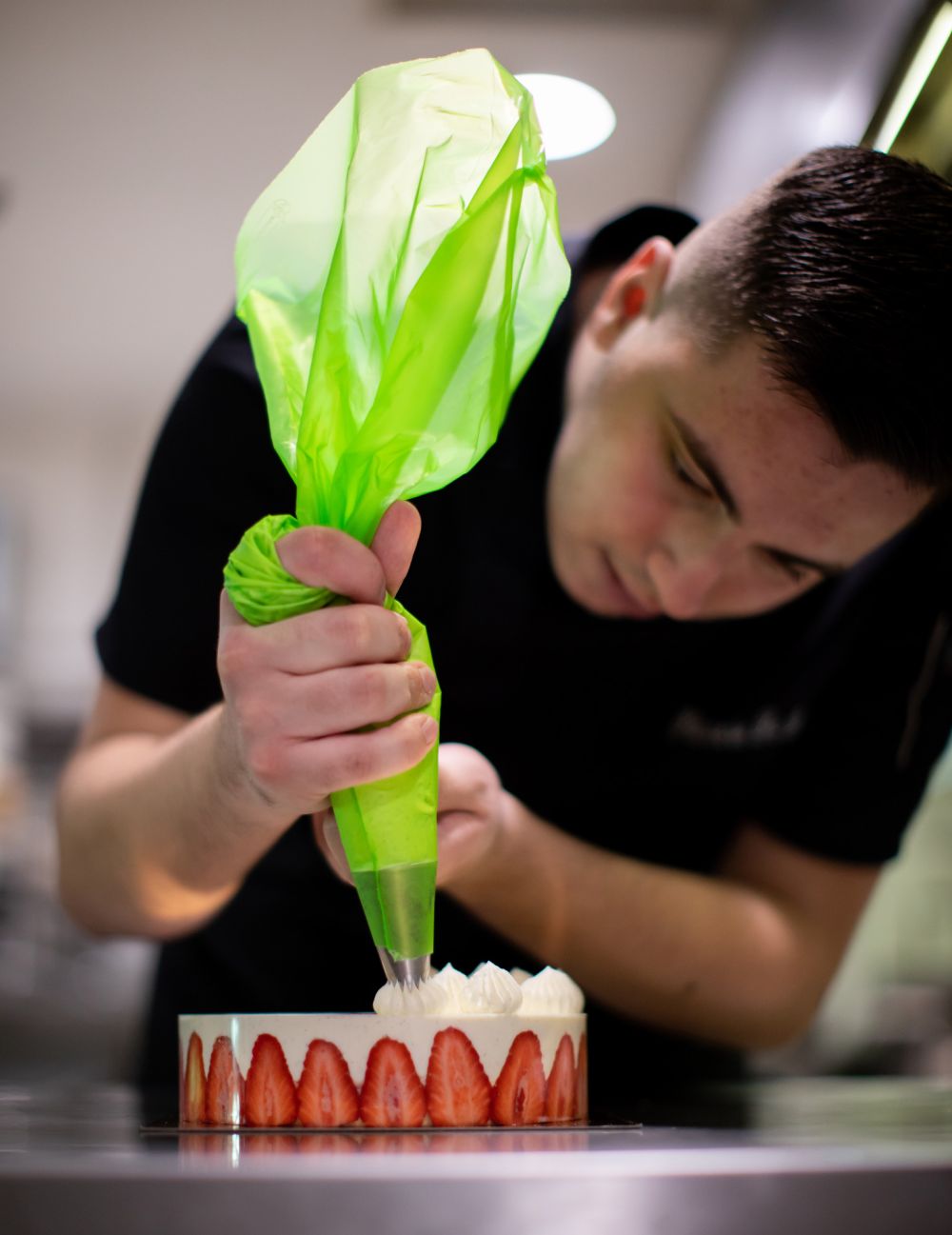 Préparation de pâtisseries en laboratoire à Guipavas, près de Brest